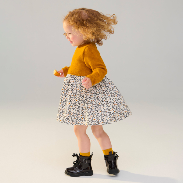 فستان منسوج من مادتين، من الجيرسي والنسج بالغرز باللون الصفر للفتيات الرضع.